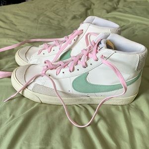 NIKE BLAZER MID '77 PRM (SAIL/ENAMEL GREEN/COCONUT MILK)
